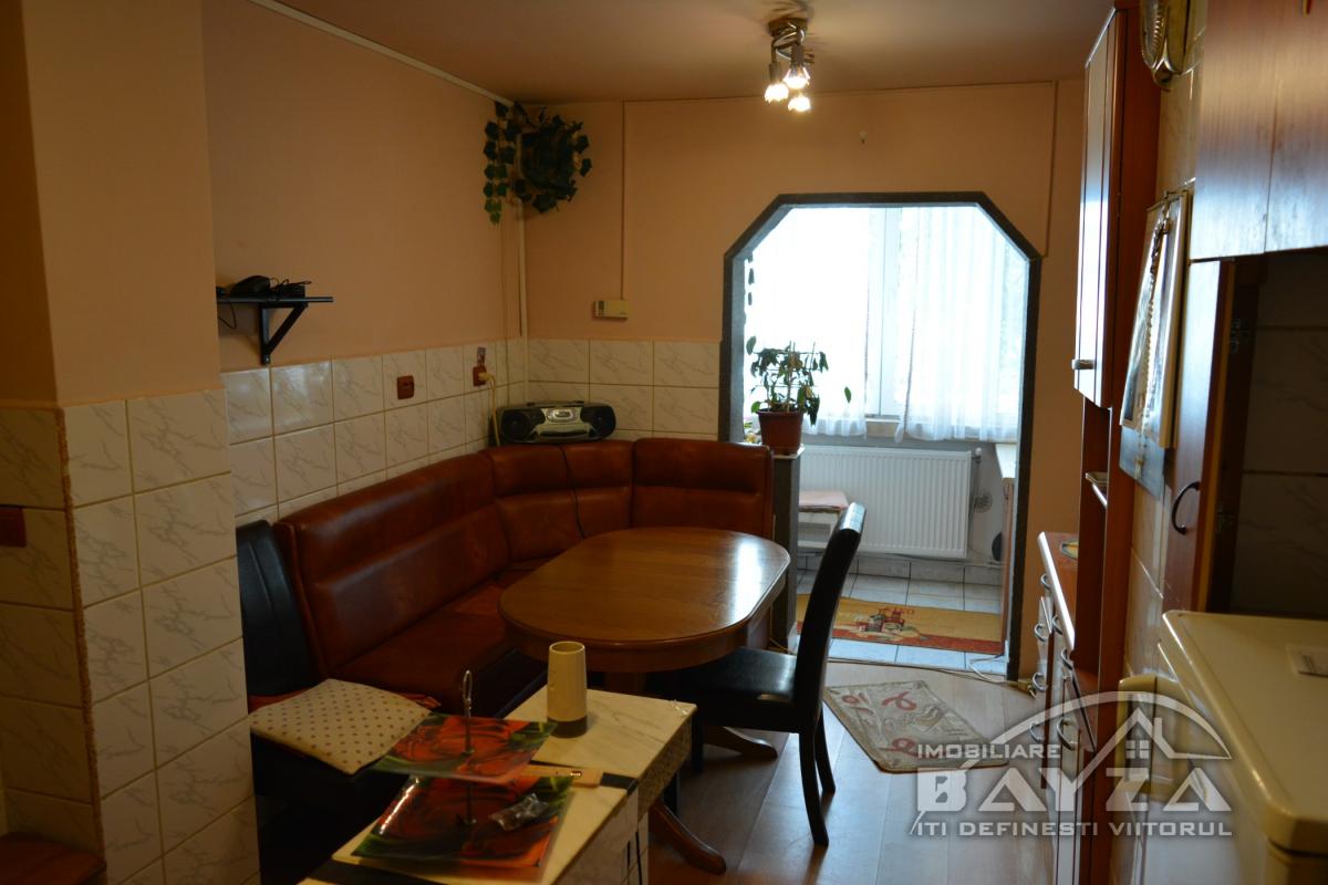 Pret: 70.000 EURO, Vanzare apartament 4 camere, zona Vlad Tepes
