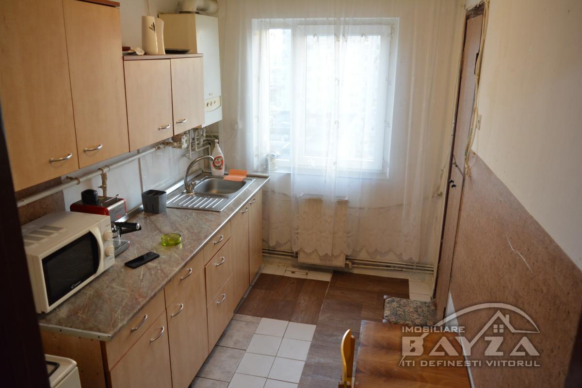 Pret: 72.000 EURO, Vanzare apartament 4 camere, zona Bulevardul Bucuresti