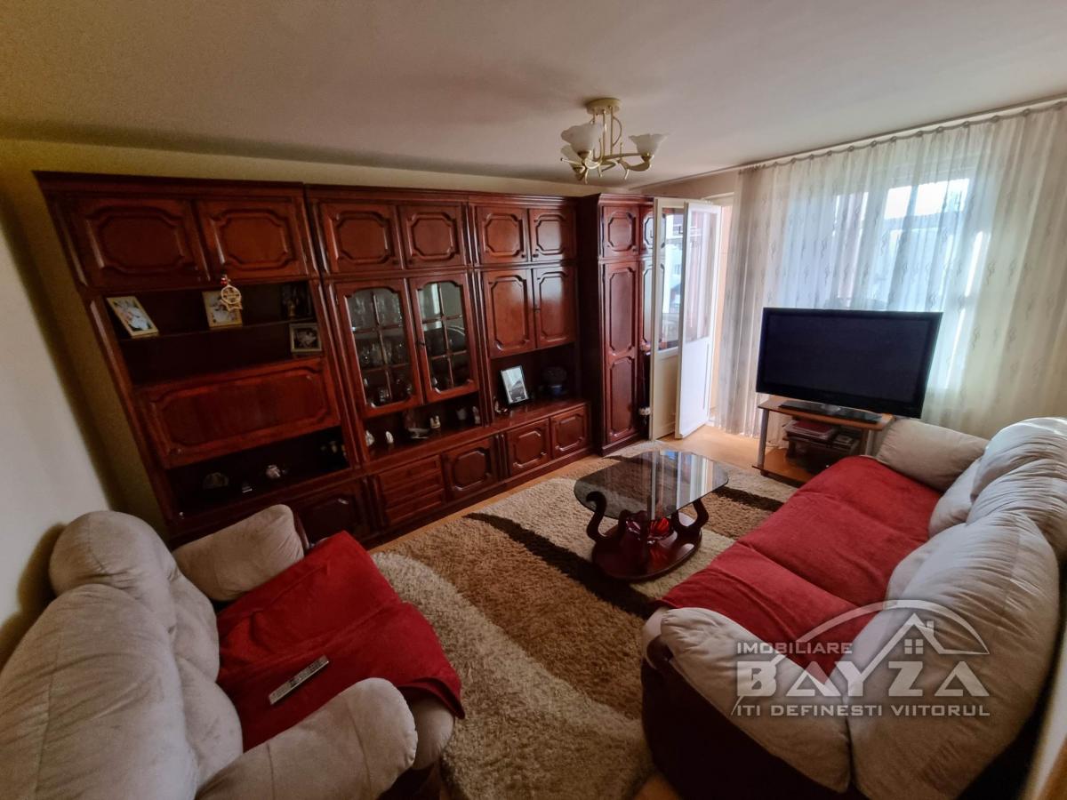 Pret: 98.000 EURO, Vanzare apartament 4 camere, zona Dragos Voda