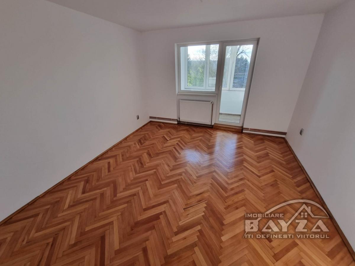 Pret: 77.000 EURO, Vanzare apartament 3 camere, zona Bulevardul Traian