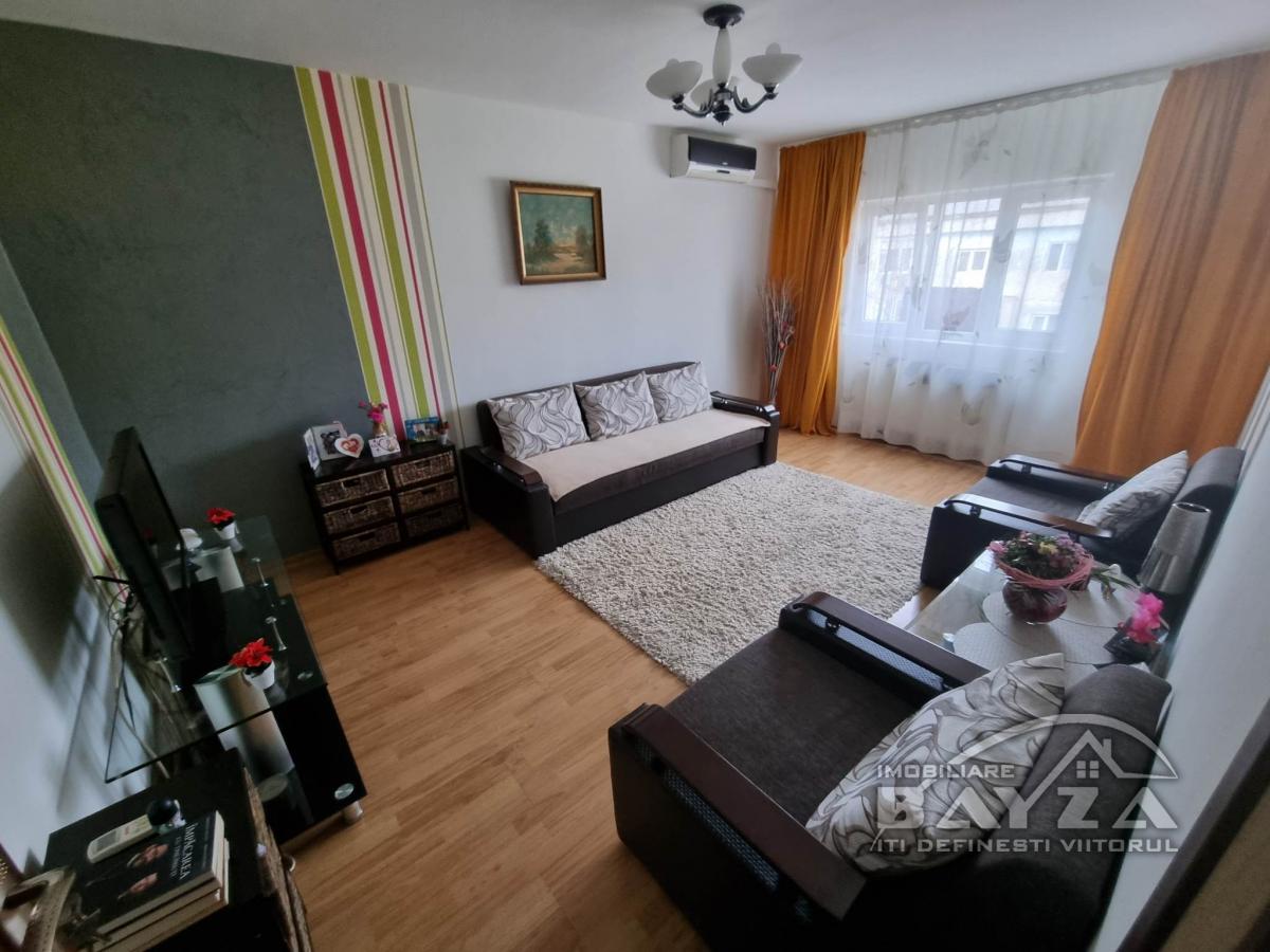 Pret: 77.500 EURO, Vanzare apartament 3 camere, zona Petru Rares