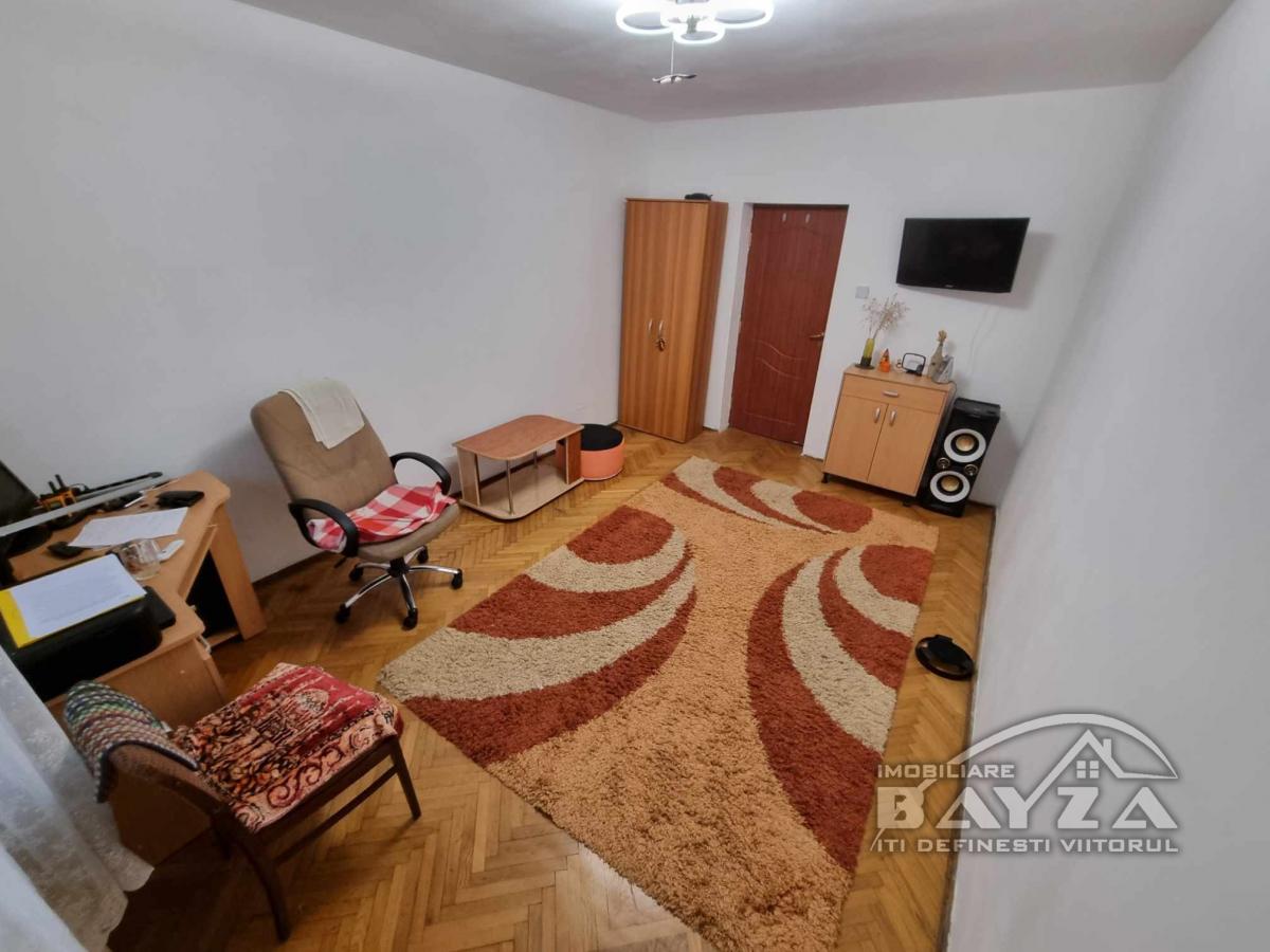 Pret: 83.500 EURO, Vanzare apartament 3 camere, zona Strada Ioan Slavici