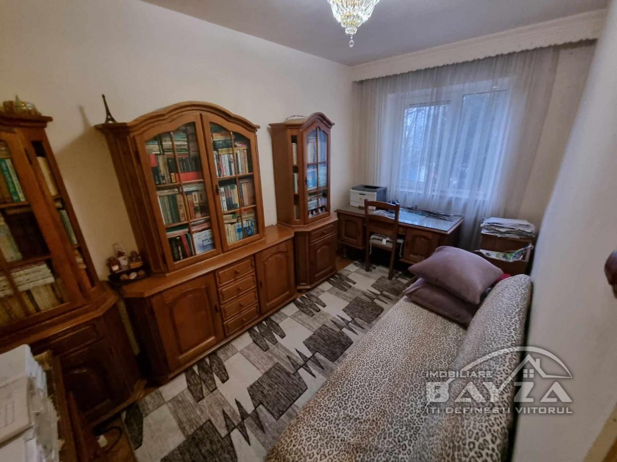 Pret: 80.000 EURO, Vanzare apartament 3 camere, zona Bulevardul Traian