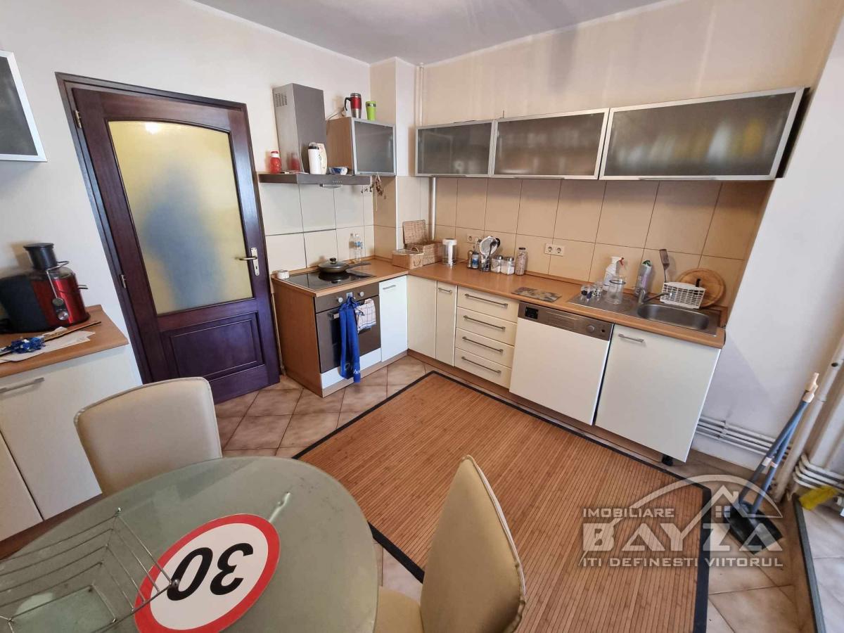 Pret: 115.000 EURO, Vanzare apartament 4 camere, zona Bdul Republicii intersectia cu Bdul Traian